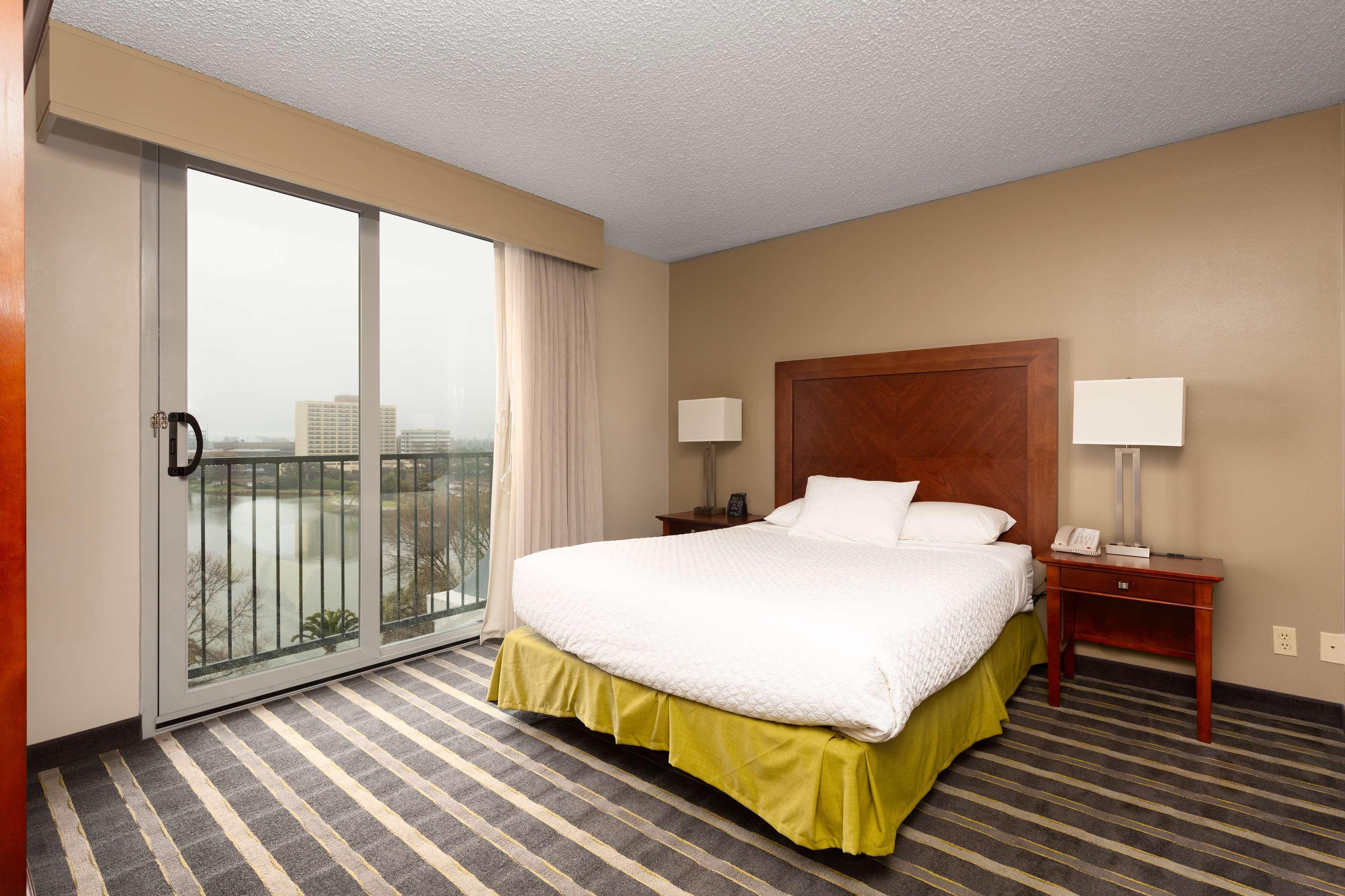 Embassy Suites San Francisco Airport - Waterfront Бърлингейм Екстериор снимка