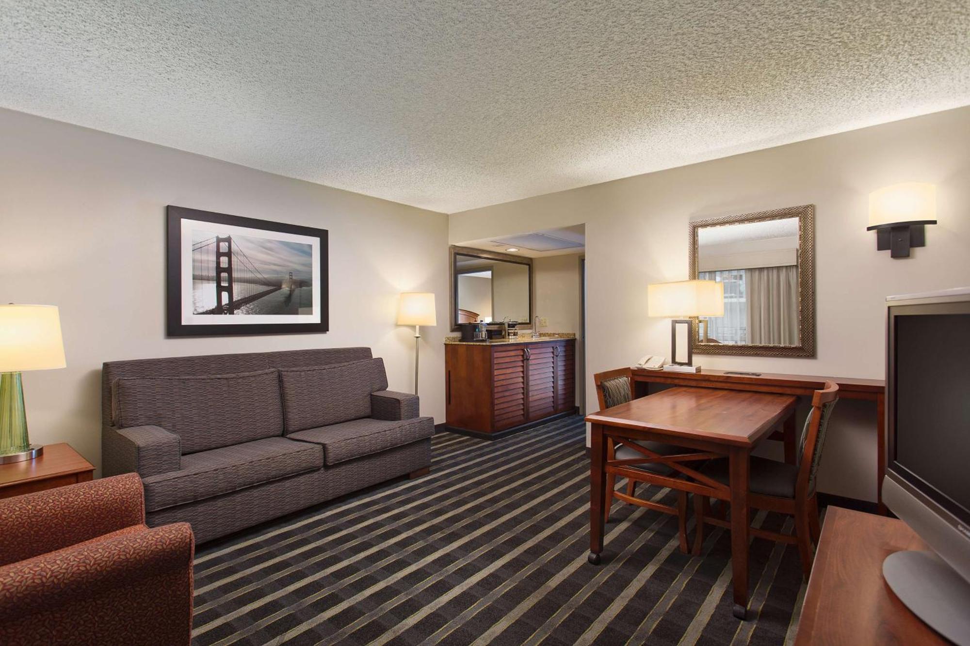 Embassy Suites San Francisco Airport - Waterfront Бърлингейм Екстериор снимка